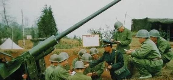 1987年5月的一个下午，我军一辆吉普车正在老山战线的后方，沿着坑坑洼洼的弹坑，