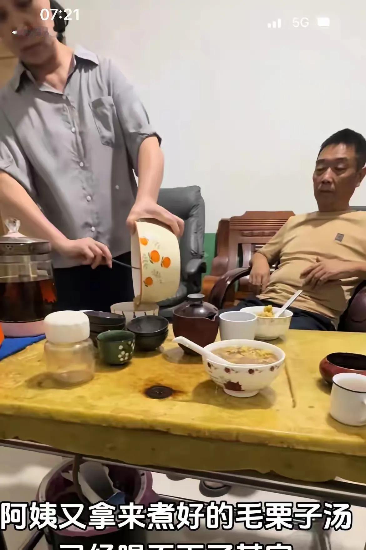 侯宵霖是89年的，今年36了，8年前如果不出意外，都已经结婚了，目前他还是单身。