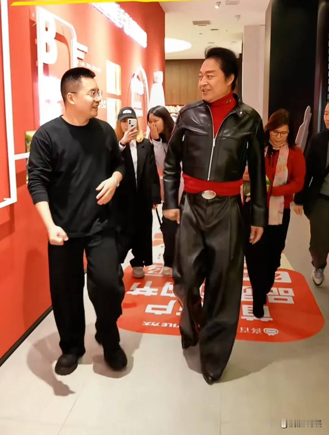 马景涛这衣服是临时借的吗？还是造型师跟他“有过节”？[捂脸哭]也太拉垮了！他出席