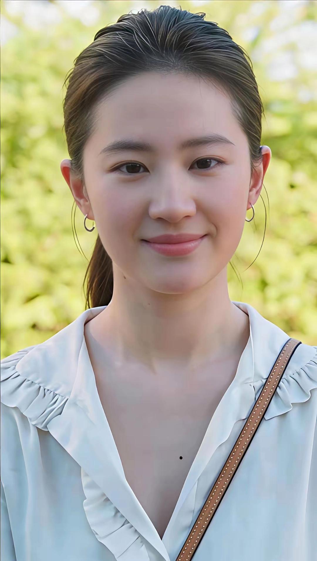 刘亦菲素颜也这么迷人漂亮，给人一种冰清玉洁的感觉。