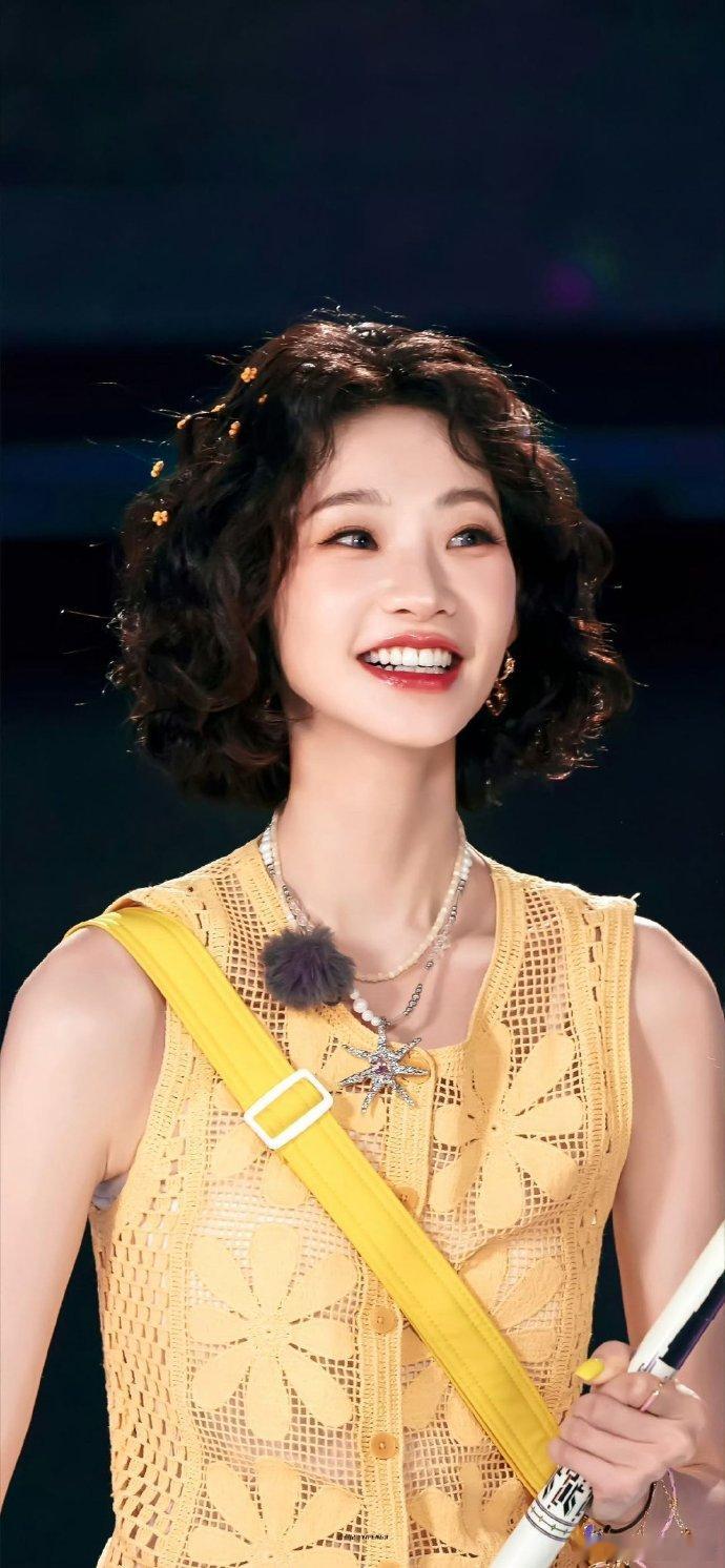 张艺凡东北甜妹大大方方的一生张艺凡的甜美笑容如同阳光般温暖，无论是在镜头前还是私