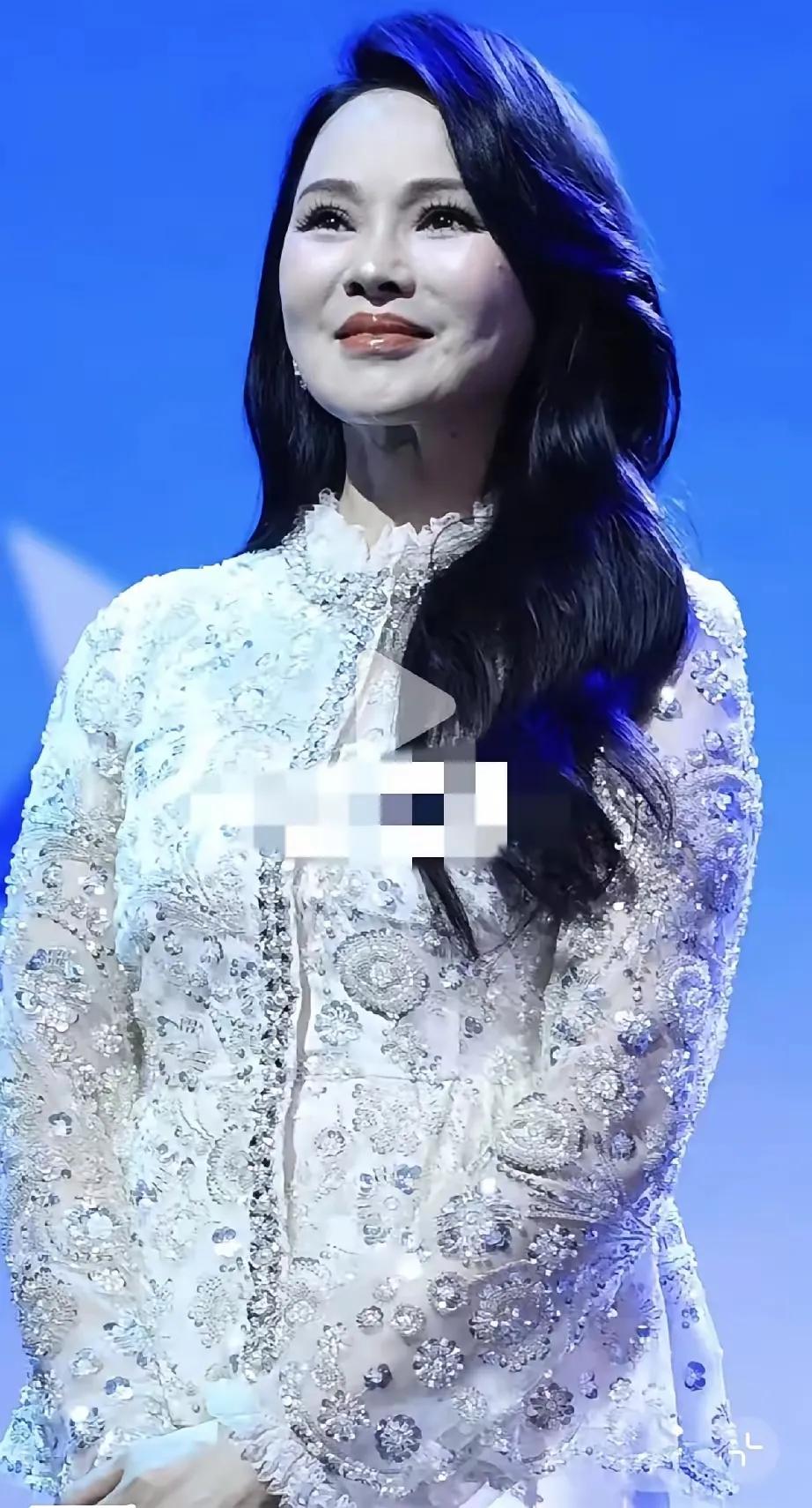 岁月从不败自信的女人！58岁伊能静生图状态曝光✨镜头没有美颜滤镜，脸上的皱