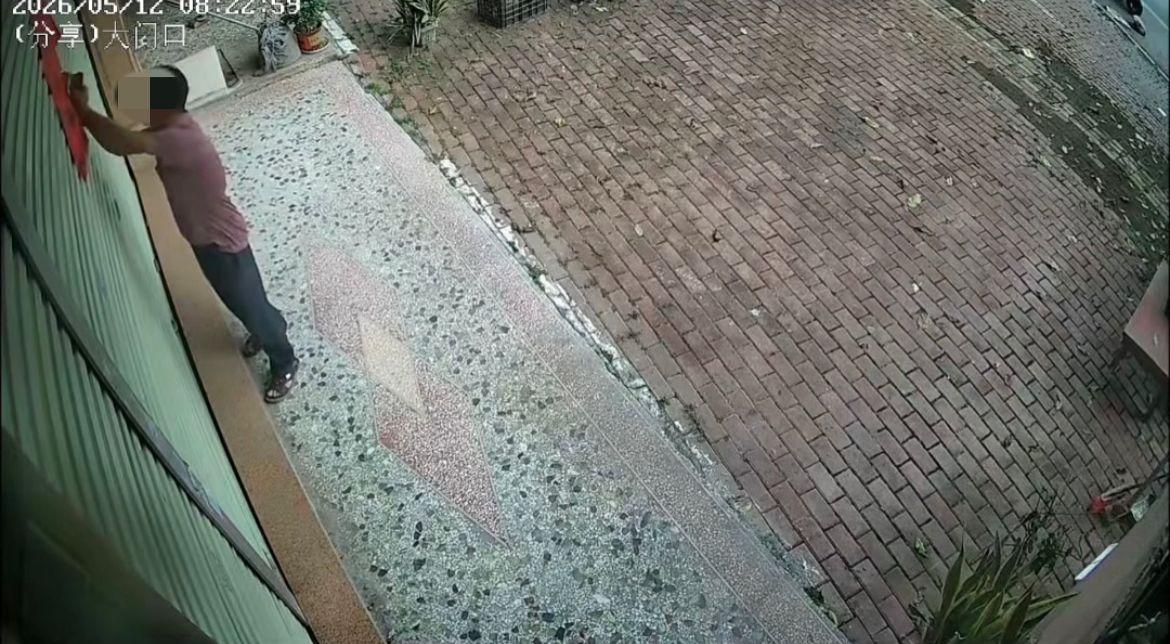 【玉林一男子把人家贴铺面门口的纸撕毁】5月12日上午，玉林市一名男子把人家贴