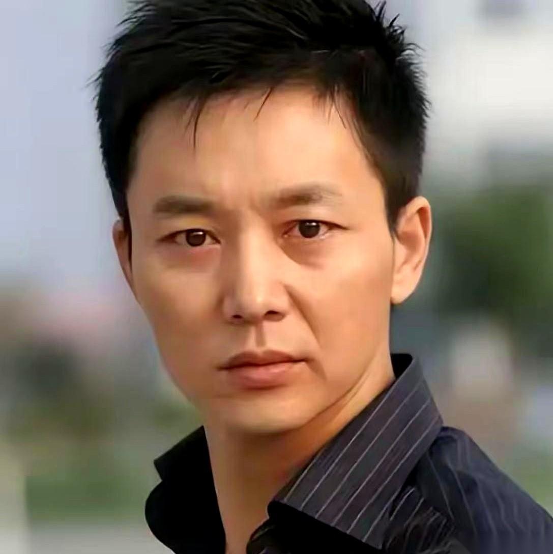 净身出户，兜里比脸还干净。老婆心灰意冷要离婚，他平静地点头答应。唯一死咬着不