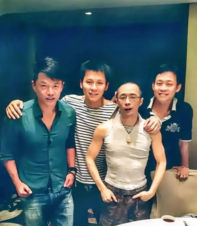 这是4位演员多年前在一次聚餐之后随随便便拍的一张合影，谁也没有想到这几个平平凡