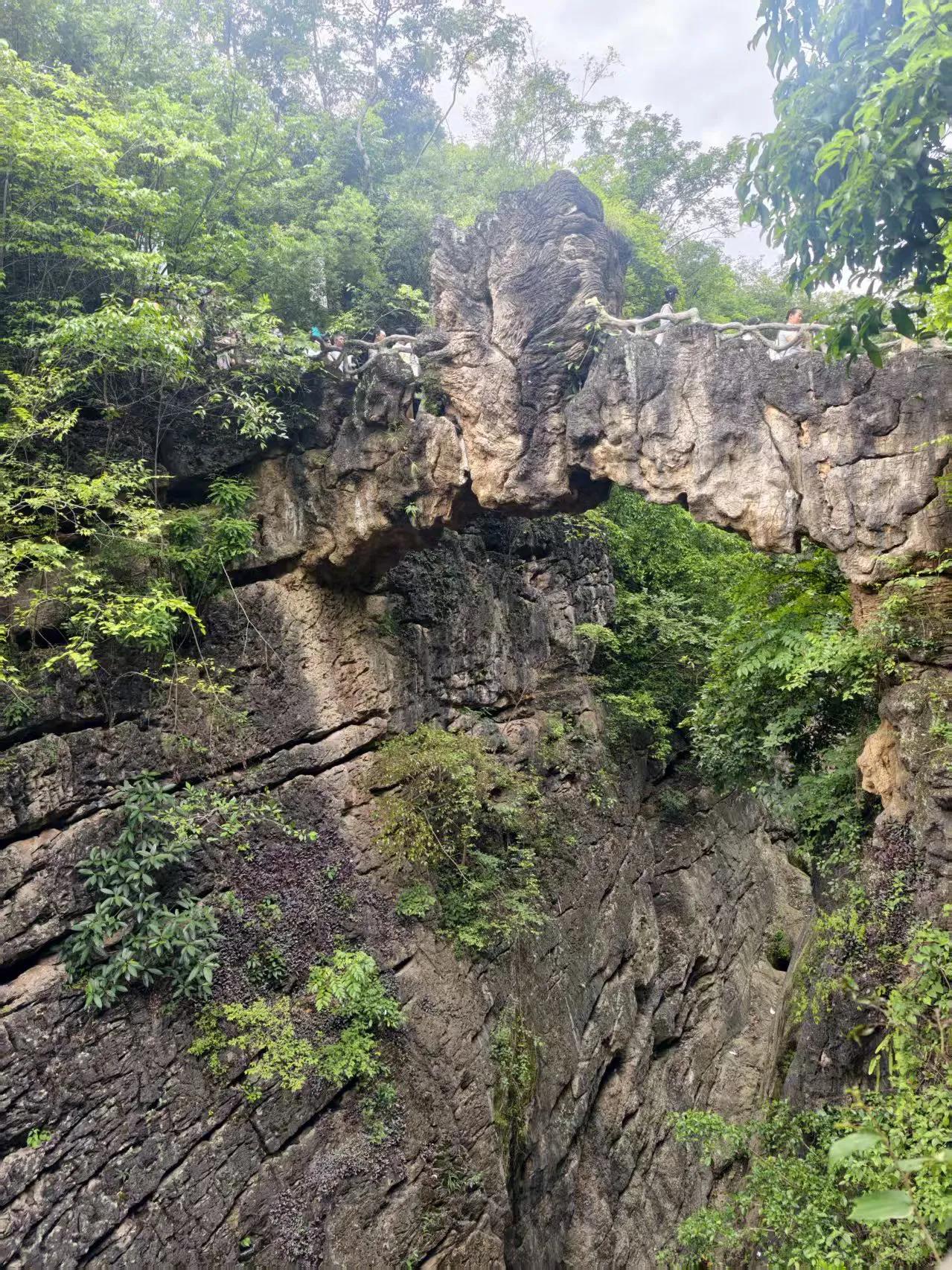 巍峨耸立的官帽石，是大自然鬼斧神工造就的奇景。巨石上宽下窄，轮廓酷似古代官员的乌