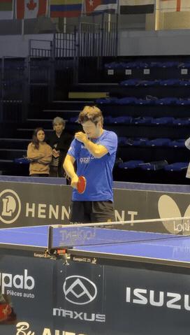 樊振东到达场馆开始热身训练了，但是看起来好像东哥的肩膀有点不舒服？东哥不断的去捏