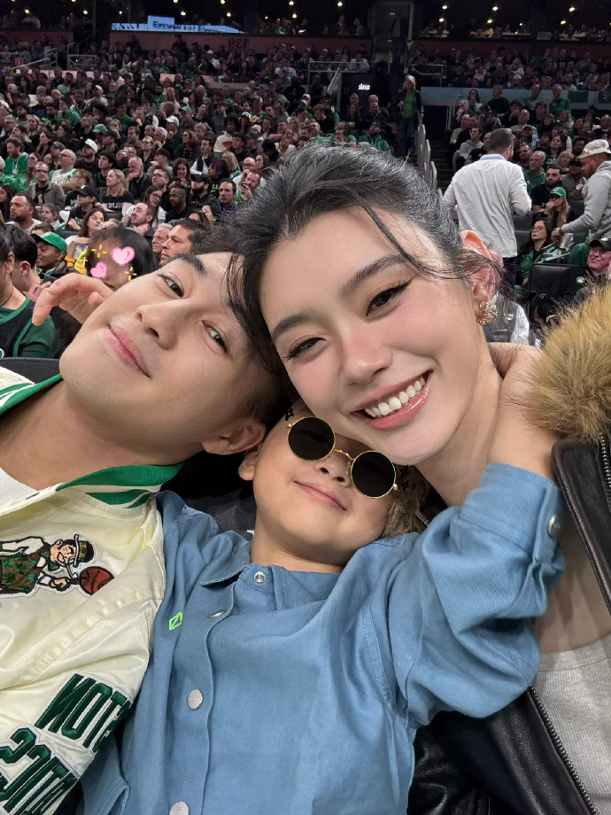 何猷君作为“赌王”四房的儿子，除了身高，无论颜值、智商、家世都是顶配！他迎娶了“