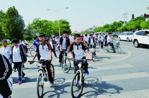危险! 学生互当教练公路上学骑自行车