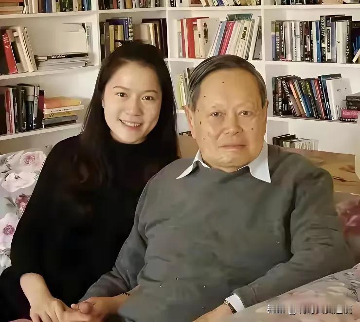 杨振宁103岁了，他和翁帆一起恩爱生活了21年了。他今年103岁了，依然精神矍铄