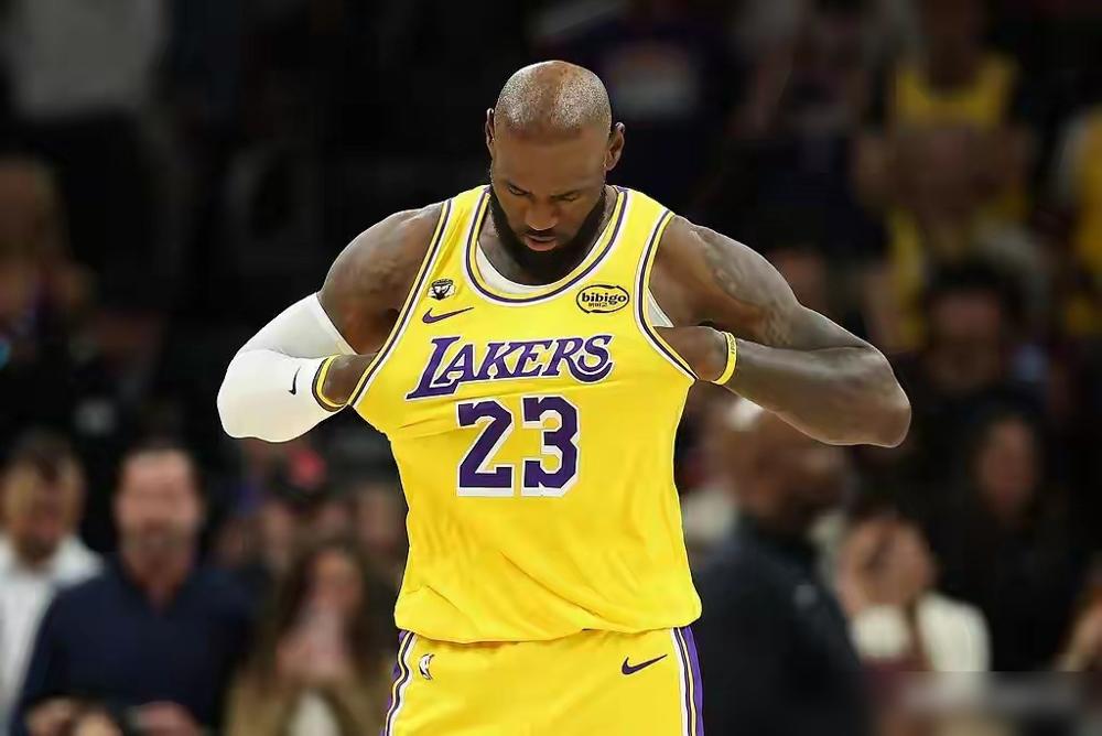 湖人亿元中锋艾顿，关键时刻一个垫脚，直接葬送了即将到手的胜利，还给自己挖了个“卡