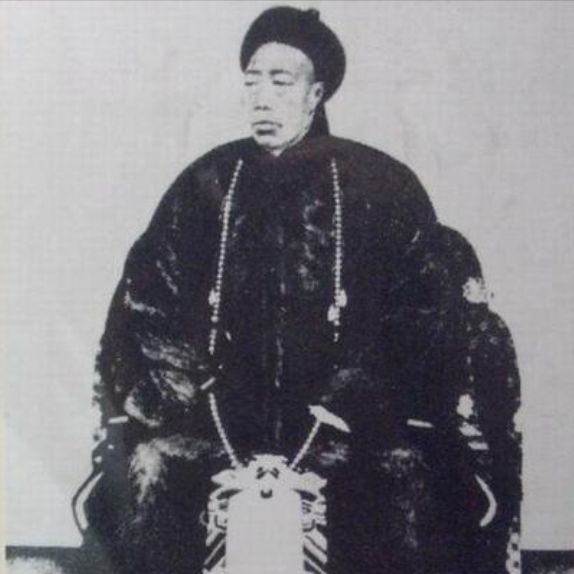 1908年慈禧太后去世，李莲英请求回老家养老。隆裕太后面色不善，心想：“你做了多