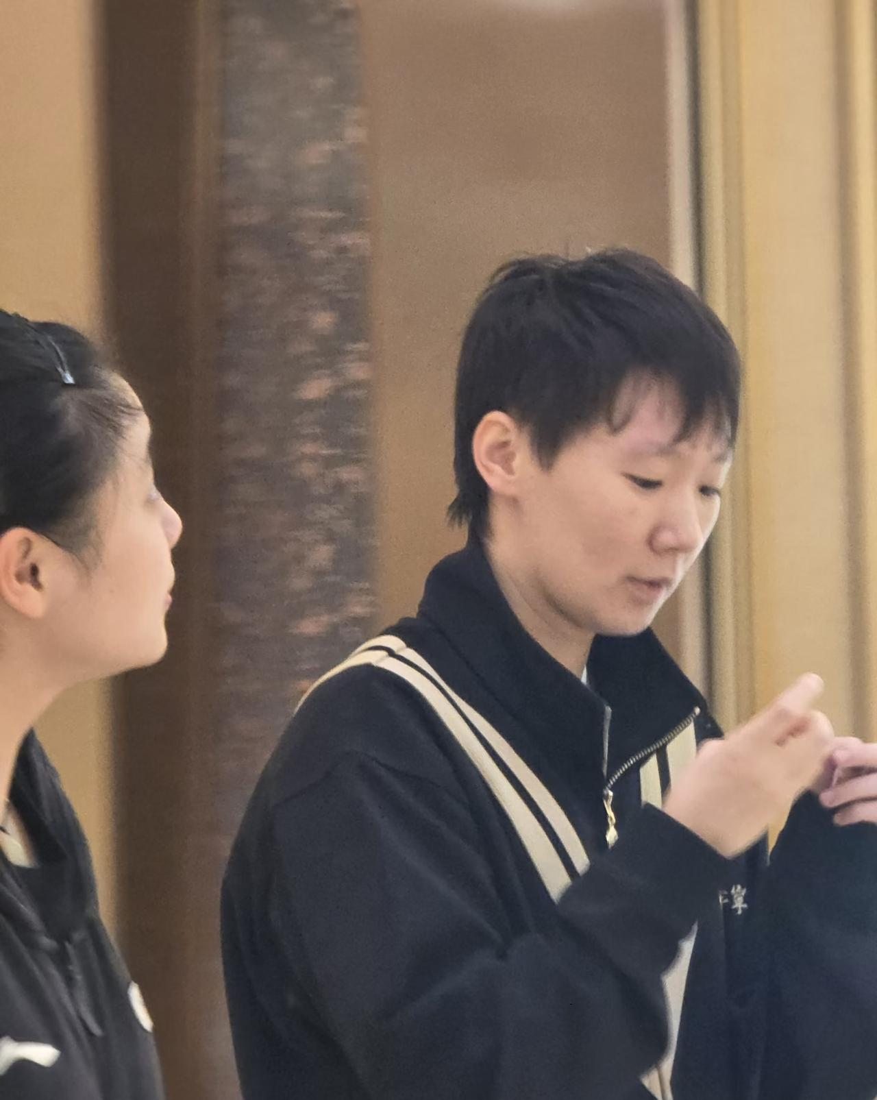 新加坡傍晚，王曼昱带着国乒好姐妹队友们一起浩浩荡荡外出觅食啦！在孟队医这个成年