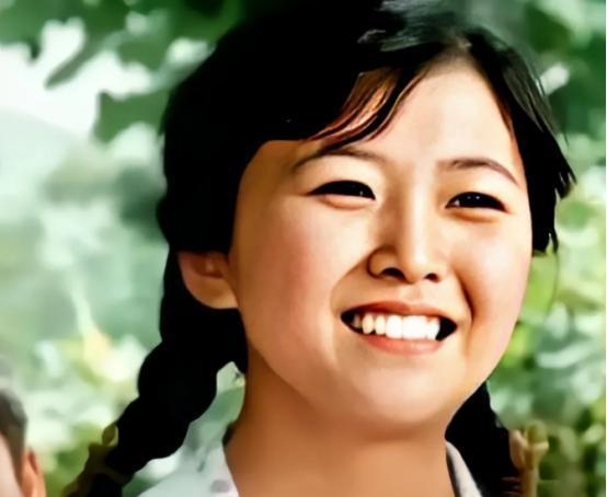 1979年，知青娶了村姑玉凤，洞房花烛夜，玉凤扯下盖头，呵呵笑着，知青哄着：“睡