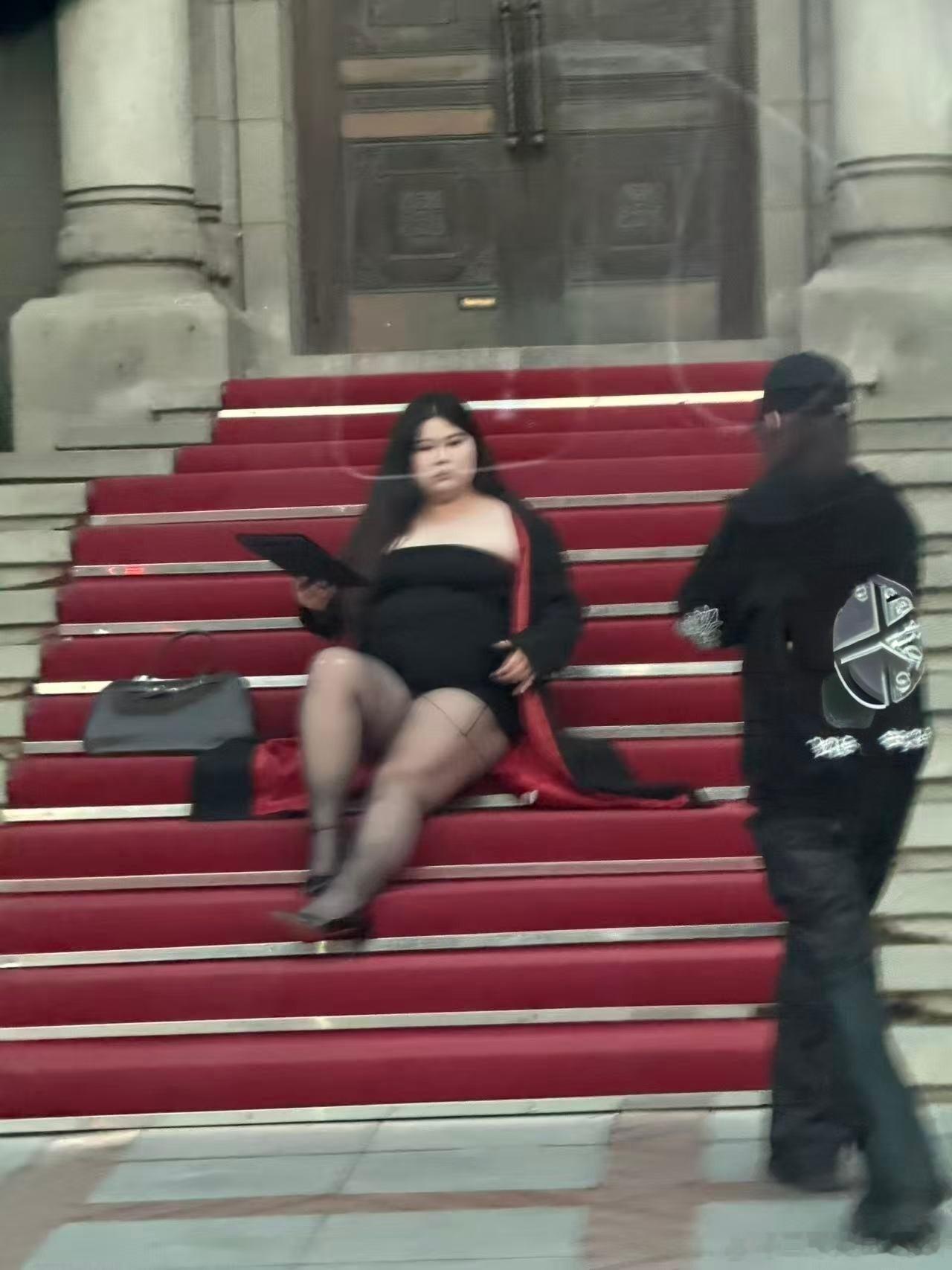 偶遇网图美女。所以我们生活的这个世界到底是真实存在的，还只是一篇代码？