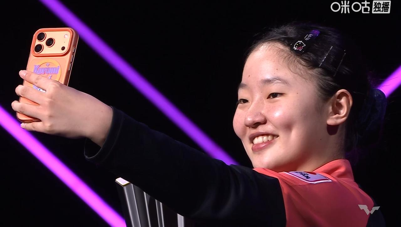 横滨冠军赛：张本美和颁奖自拍时，发现她手机壳了吗？居然是卡通图案。想想她的年龄