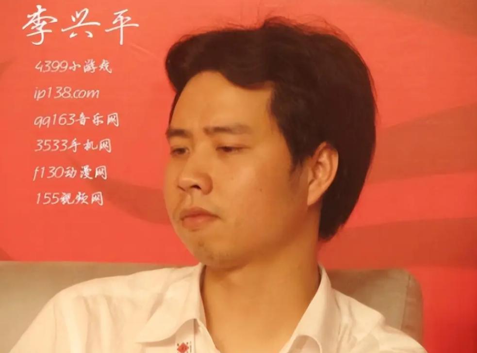 2004年，25岁的李兴平把一个看起来“简陋得不能再简陋”的网址导航卖给了百度。