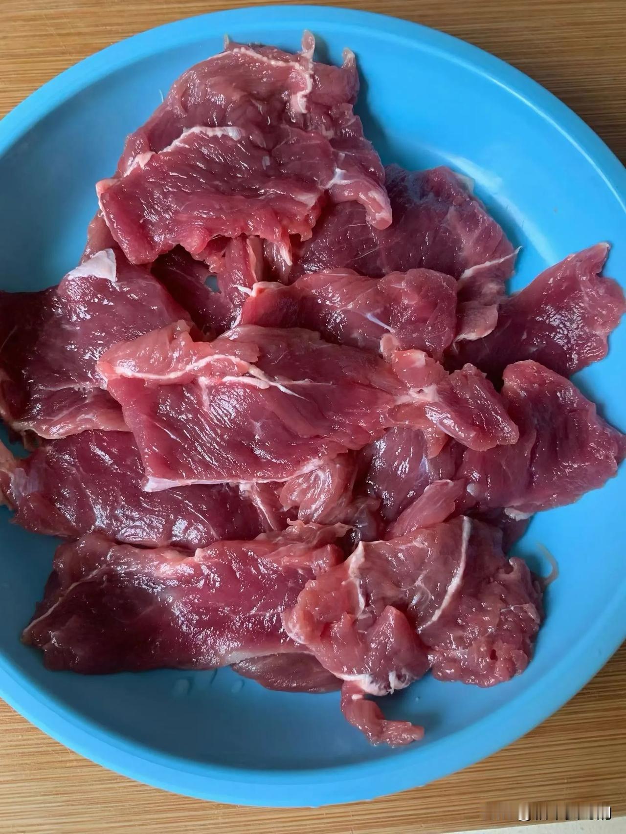 每次不知道吃啥的时候，冰箱里拿一条牛小里脊出来，化冻到刚能切动就开始切片，这样可