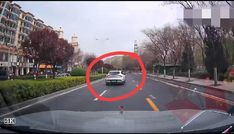 甘肃兰州，两辆小车在市区道路疯狂飙车。连续变道、互相追逐、超速、闯红灯，过斑马线