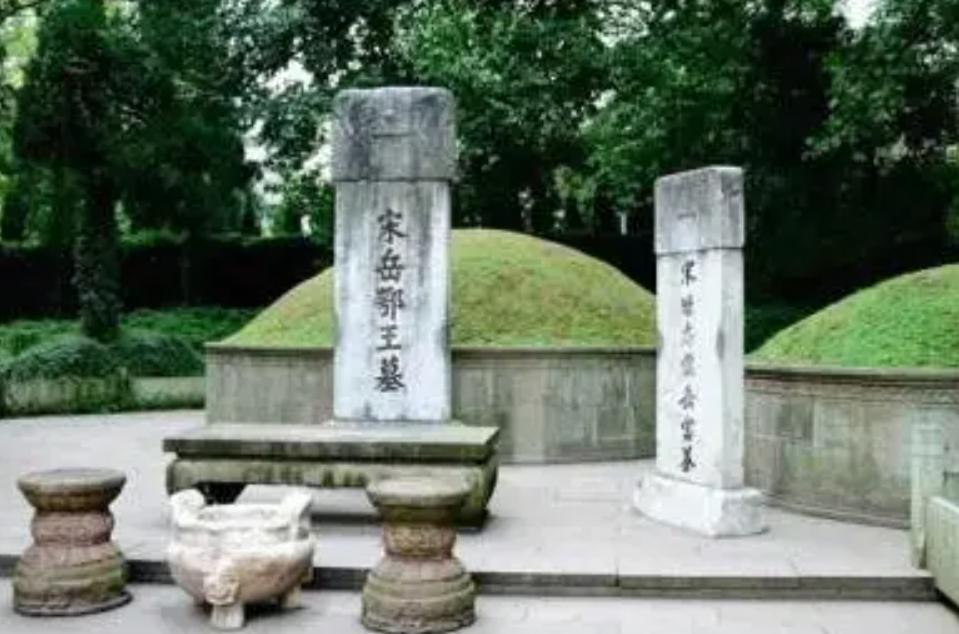 1953年，毛主席给浙江省公安厅交代了一件事，要把西湖旁边的坟墓全部迁走，但是，