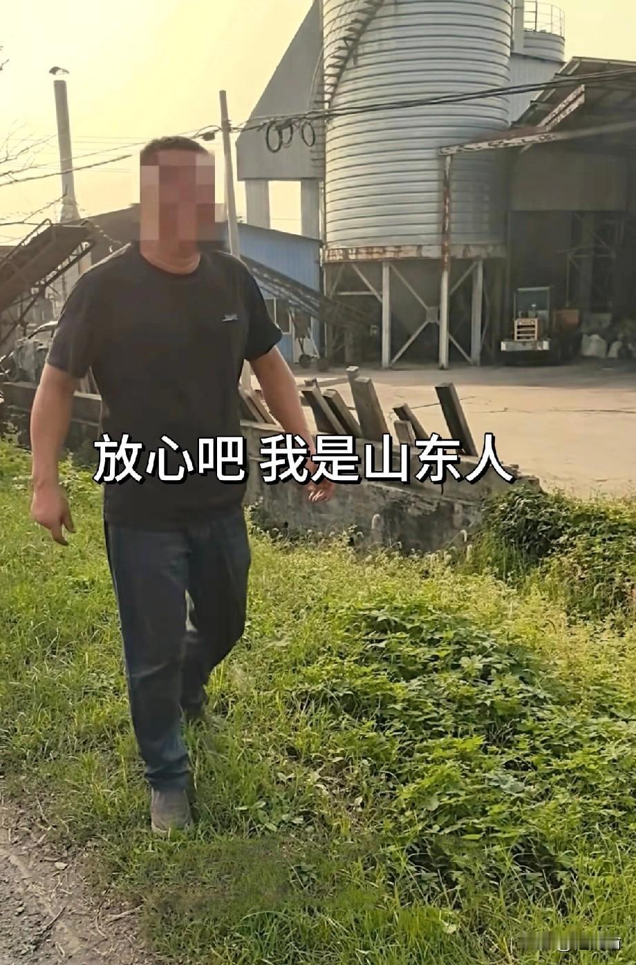 扬州，男子正在开车，突然一个轮胎突从前面大货车上脱落，砸到了他的车。本来以为要扯