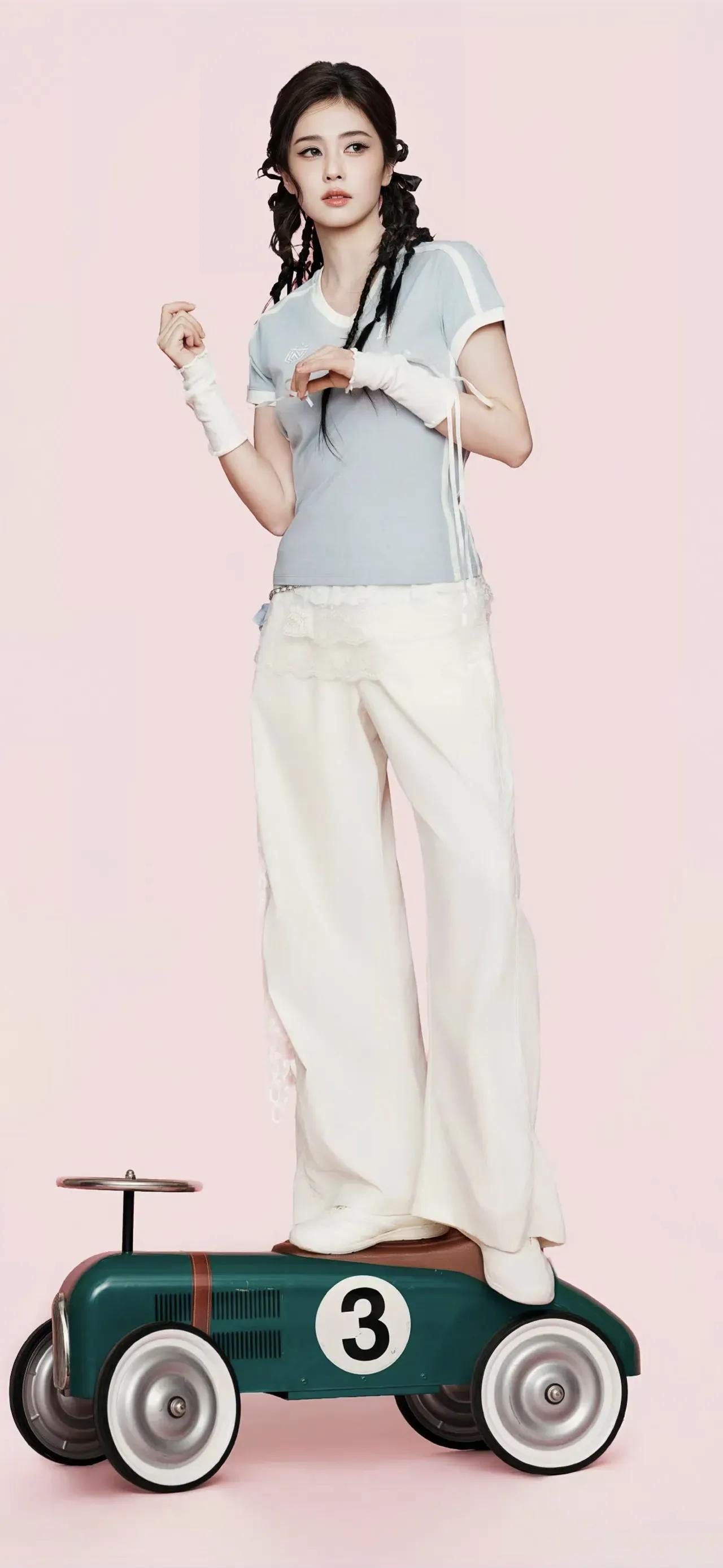 美女壁纸～白鹿，浅蓝运动衫撞奶白阔腿裤，编发绑带藏着甜酷巧思，把少女的元气与飒爽