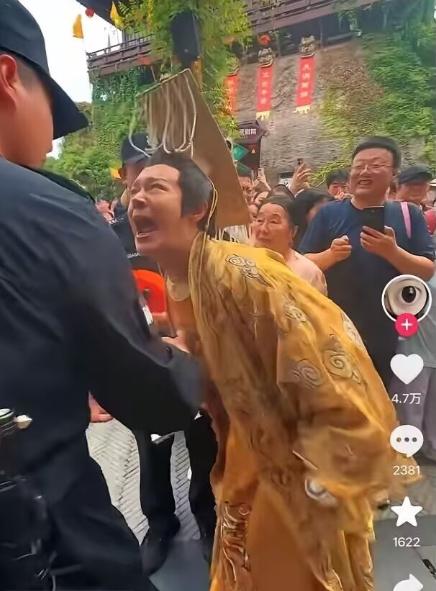 保安是怕丢饭碗吧，8月5日下午，演员郑国霖快被宋城景区的保安气死了。郑国霖去景区