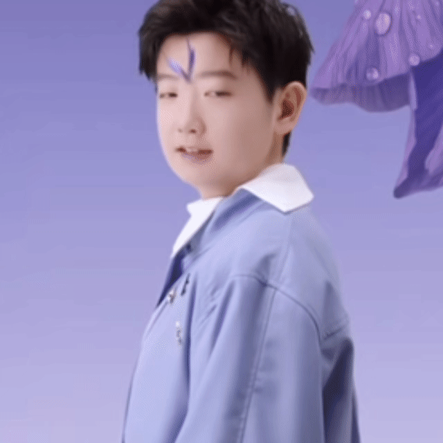 紫蝶赴约，温柔入怀当淡紫花影漫过肩头，一只小蝴蝶🦋轻轻落在孙颖莎的衣襟。