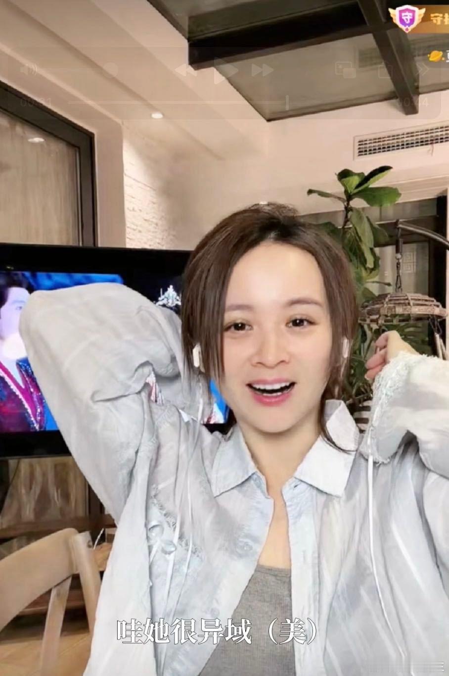 邓莎夸迪丽热巴异域美 邓莎在直播中夸赞迪丽热巴很异域美，更直言，感觉思薇生不出这