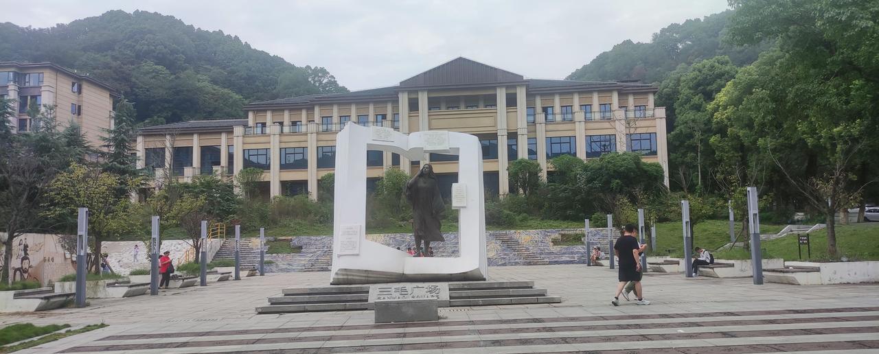 这些年外出旅游，发现不少旅游景点似乎都是一个模子刻出来的。它们基本上由五部分构