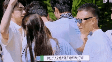 王玉雯是真的没拿陈星旭当外人，玩游戏时，她毫不犹豫的抱住陈星旭，前胸紧紧的贴着陈