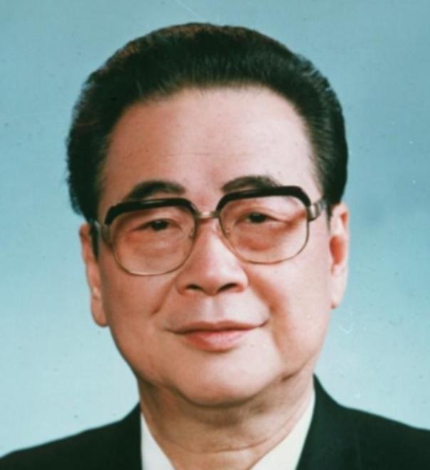 1992年，天津海河两岸的船只齐声拉响汽笛，送别一位伟大的革命家。哀乐声中，人们