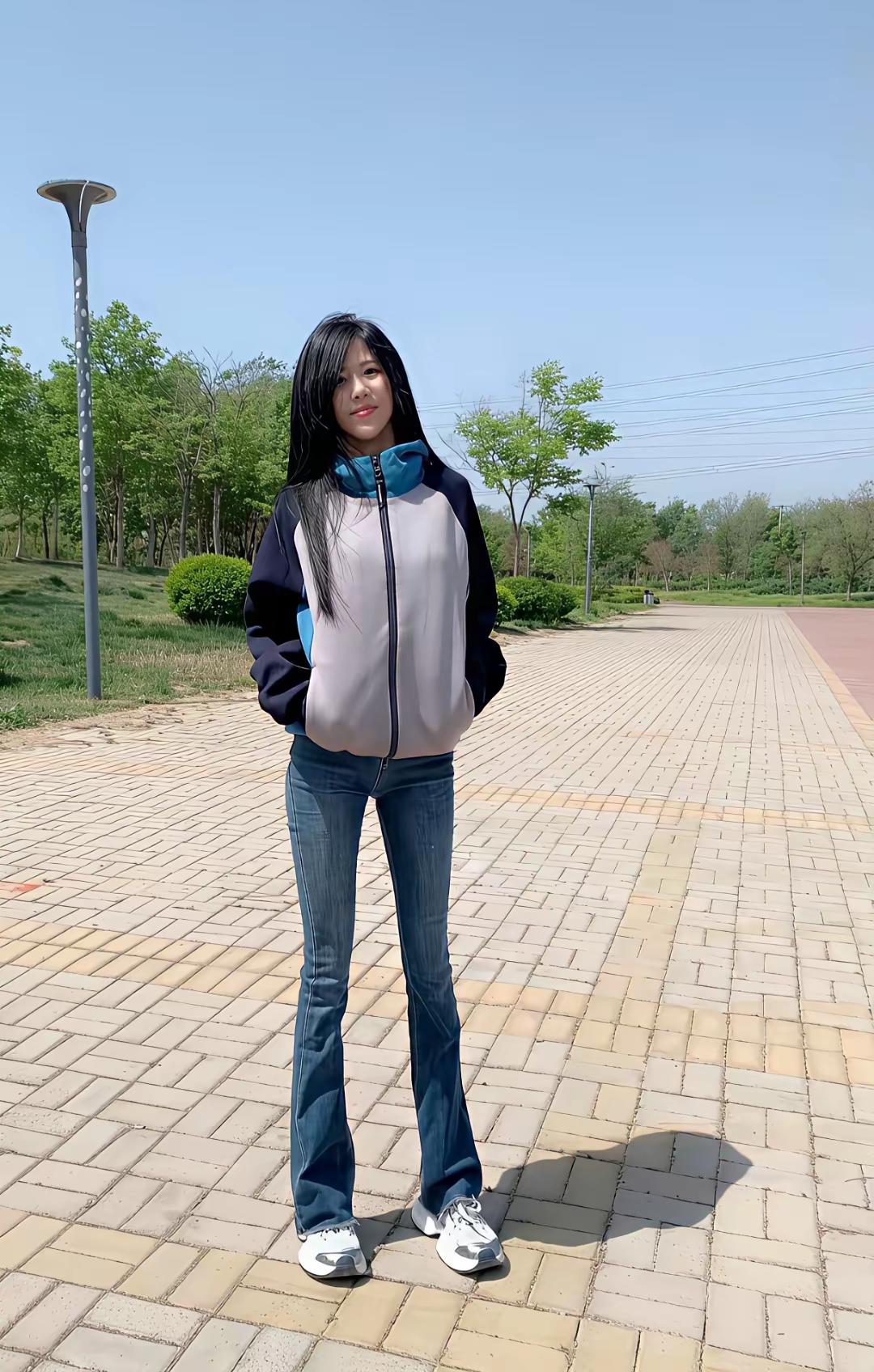 这姑娘在公园里晒太阳呢。公园晒太阳晒太阳