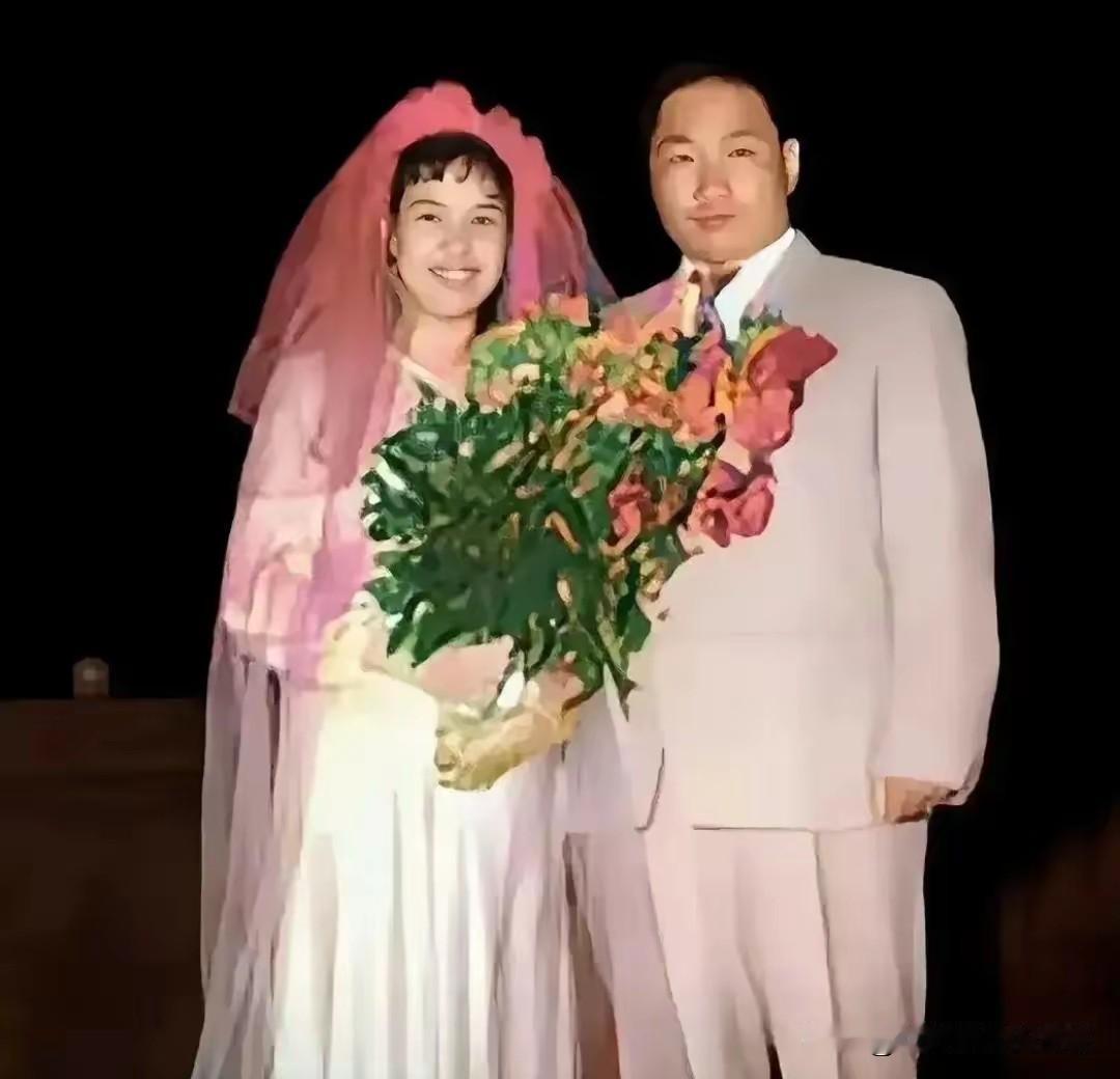 1960年大连珍贵婚照：邵华嫁入毛家，温柔相守治愈半生风霜邵华嫁到毛家以后
