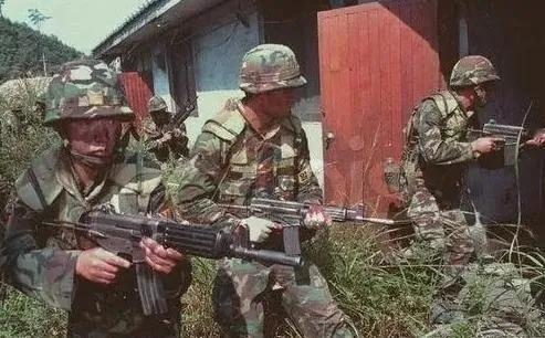 1996年，一艘朝鲜icon潜水艇搁浅在韩国icon东海岸，韩国立马派4万名军警