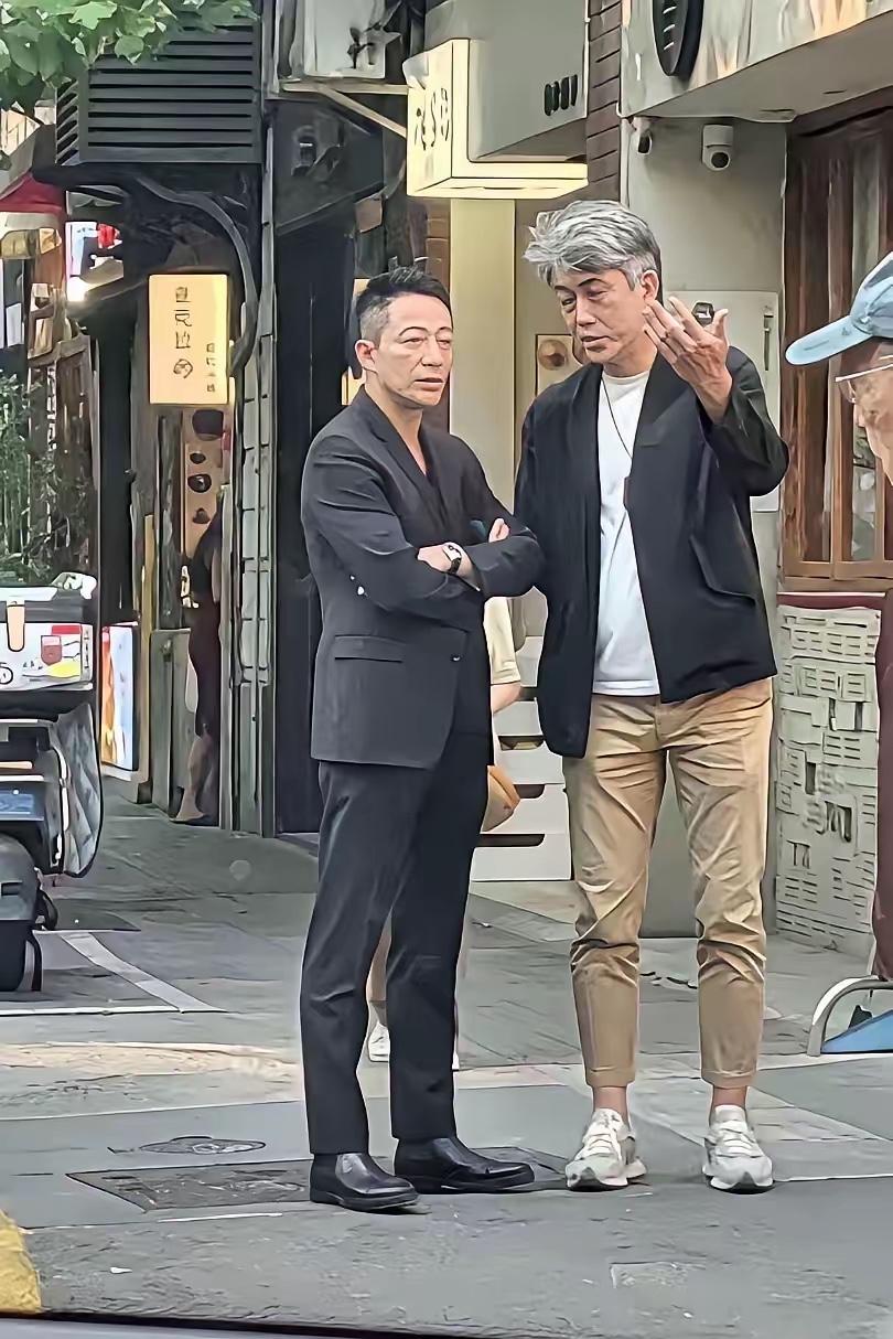 不是我吹，我敢说，两人之中，但凡你能认出一位，说明你已经老了。