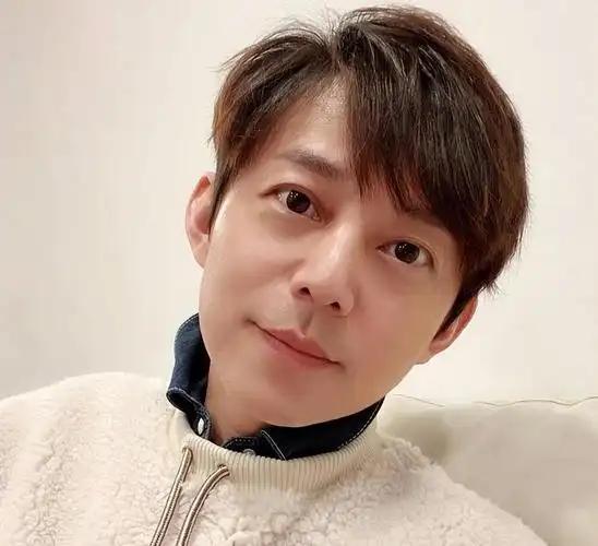 何炅最大的悲哀，不是回不了家。而是他那套108万买的长沙江景房，早被他干成了一座