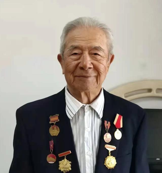 “小八路”王生明逝世，享年92岁：一家三代皆英烈，用一生诠释信仰的重量当“小