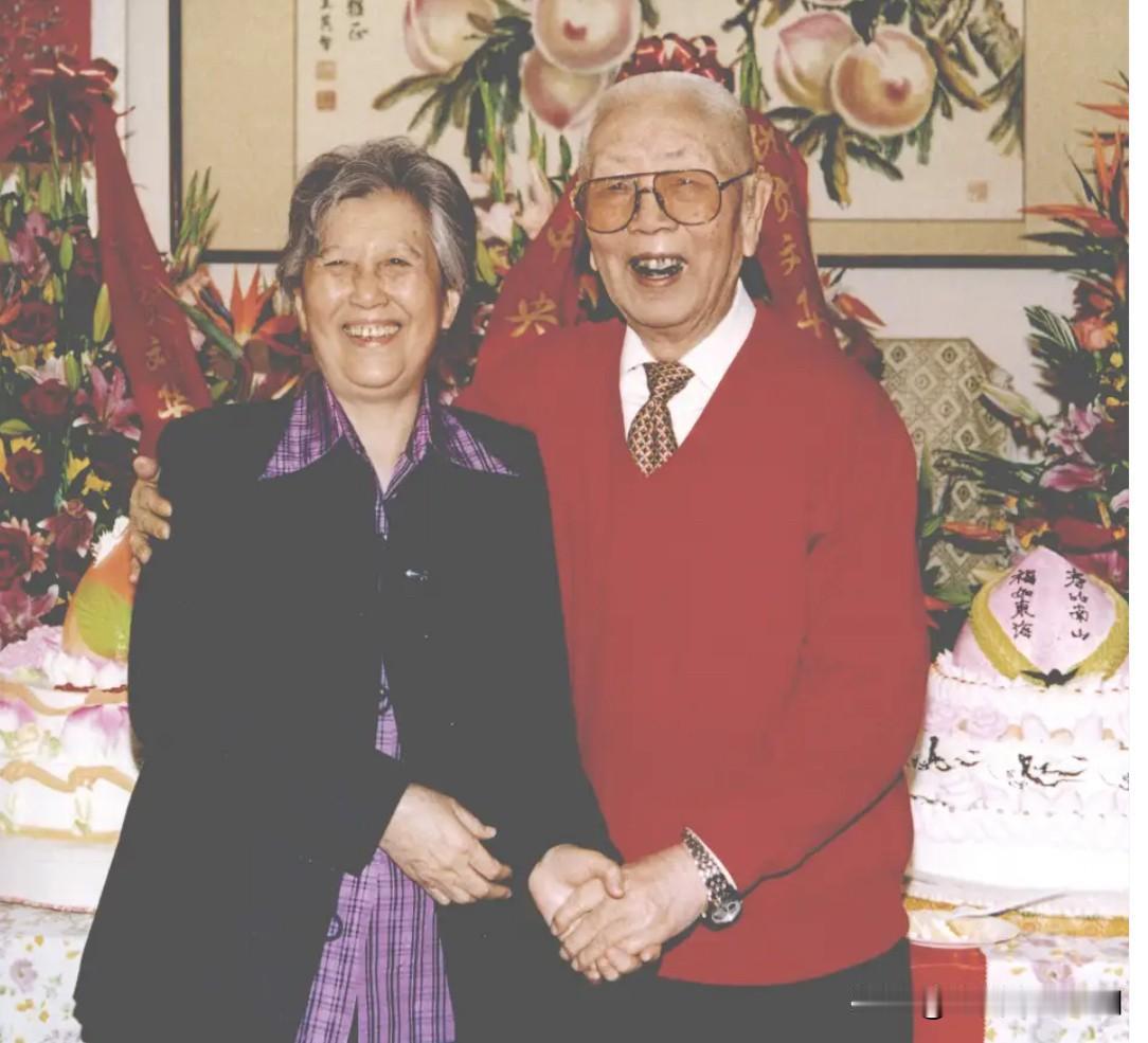 2003年10月1日，这是刘华清上将与夫人的一张合影。夫妻两人开怀大笑，特别开心