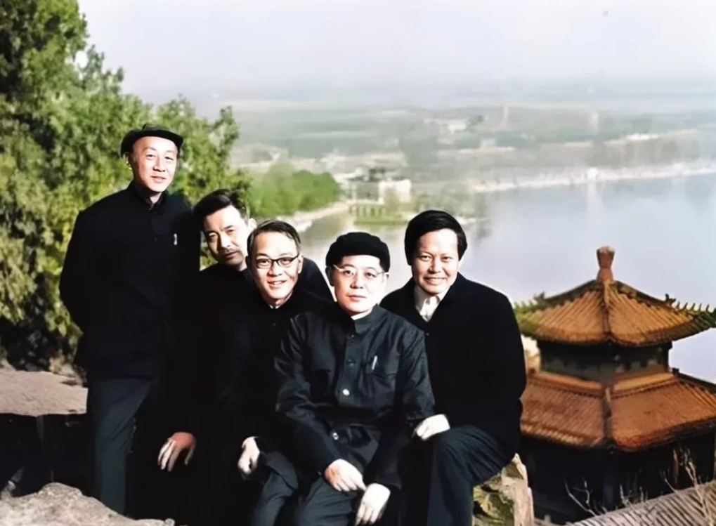 一张珍贵的合影，拍摄于1974年的万寿山，这才是五位杰出科学家的真实貌相，不是演