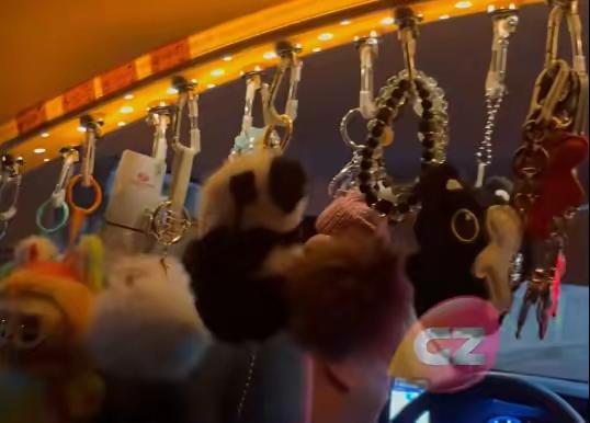 近日,有网友发布视频称,在广东广州打到一辆挂满公仔的网约车,在车后座的车内上方挂