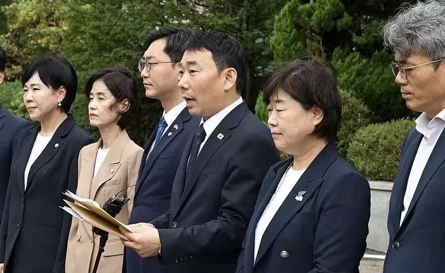 9月1日，韩国国会法司委执政党议员（共同民主党、祖国革新党）赴首尔拘留所，查看前
