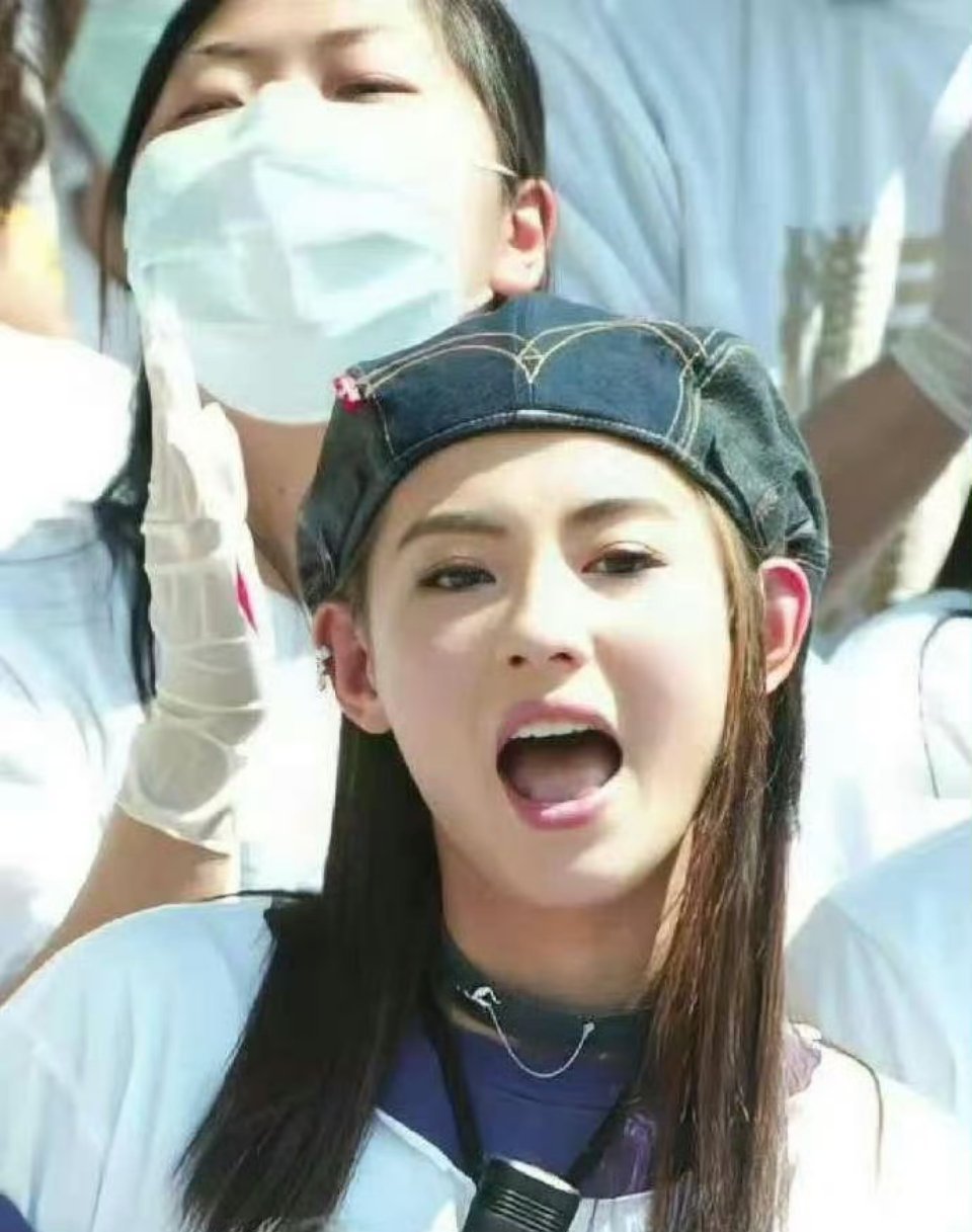 年轻时候的张柏芝，一举一动都充斥着青春美少女的气息，难怪谢霆锋当年那么喜欢她