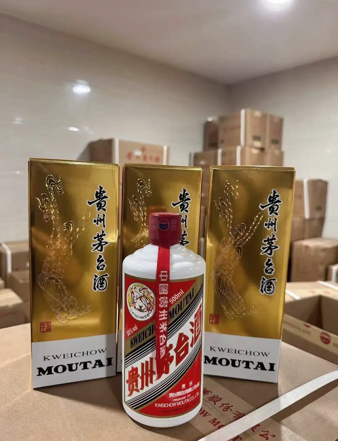 本博主预言：2040年贵州茅台飞天茅台酒价格将会达到恐怖的3500元/瓶。虽然当