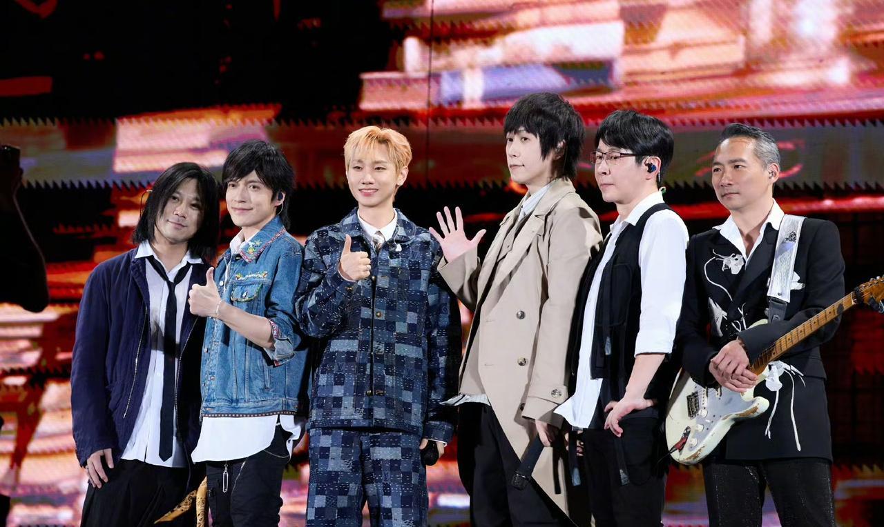 五月天北京鸟巢演唱会的嘉宾是汪苏泷，现场给汪苏泷送了《超人》版权，还开玩笑说