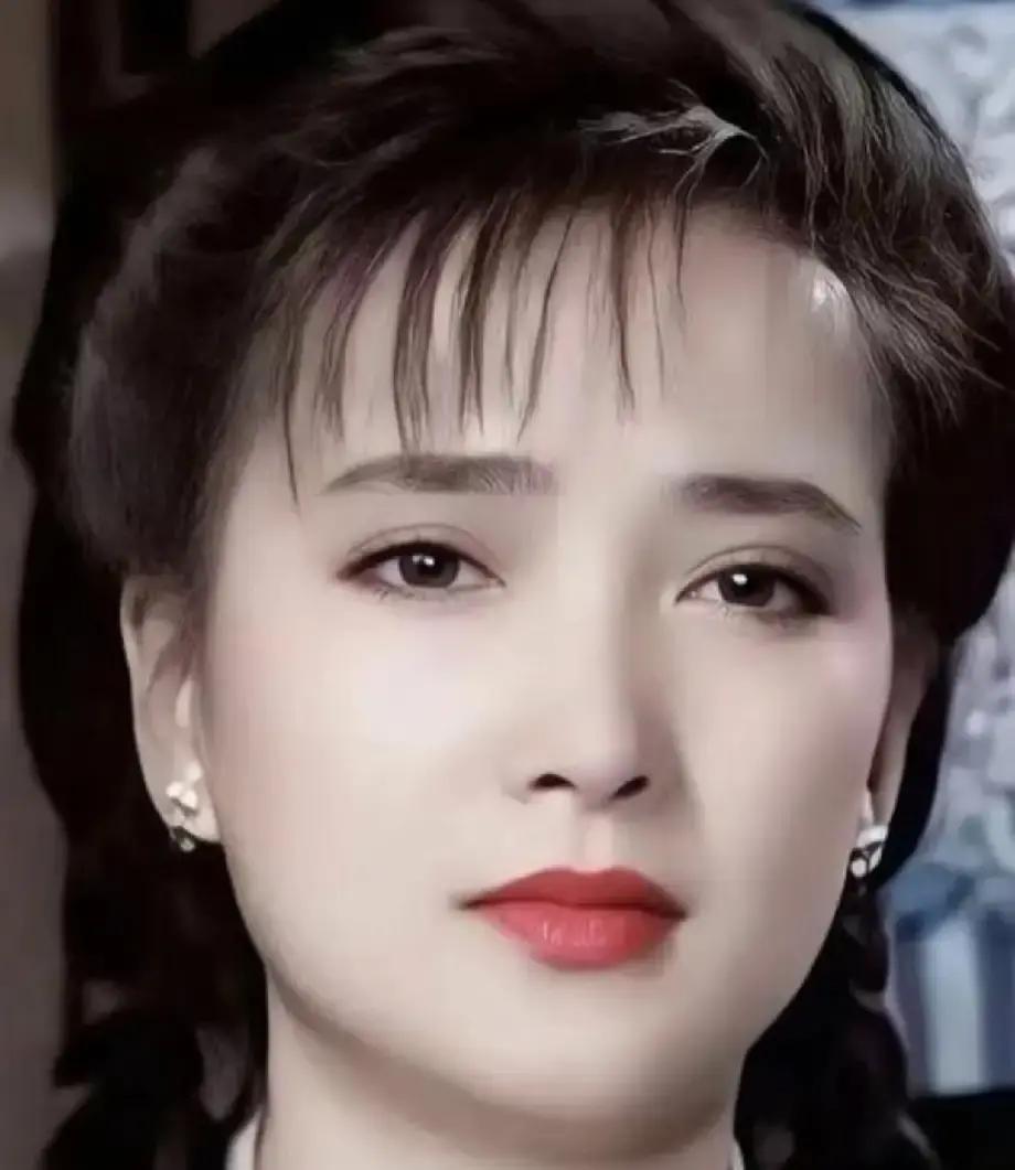 何晴是谁。很多人可能名字对不上脸。但说几个角色你就懂了。86版西游记里的怜怜，红