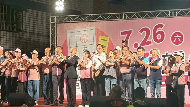 有民众在网路发文，指国民党桃园市立委吕玉玲罢免公告夹带反罢宣传单。桃园市选委会、