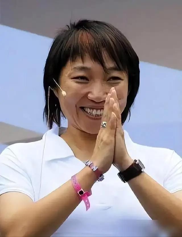 一个几乎不看球的男人，娶走了中国女足史上最伟大的前锋，2009年孙雯在上海低调领