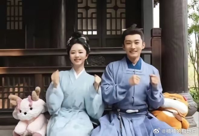 记者：松韵，私下里学义是什么性格？谭松韵：很皮！看着沉稳，私底下超级搞笑。记者：