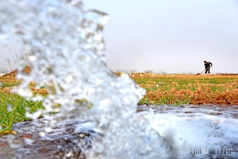 最近网上突然疯传“新疆喀什地区禁止冬灌”，这可把当地农户吓得不轻。好好的冬灌工作